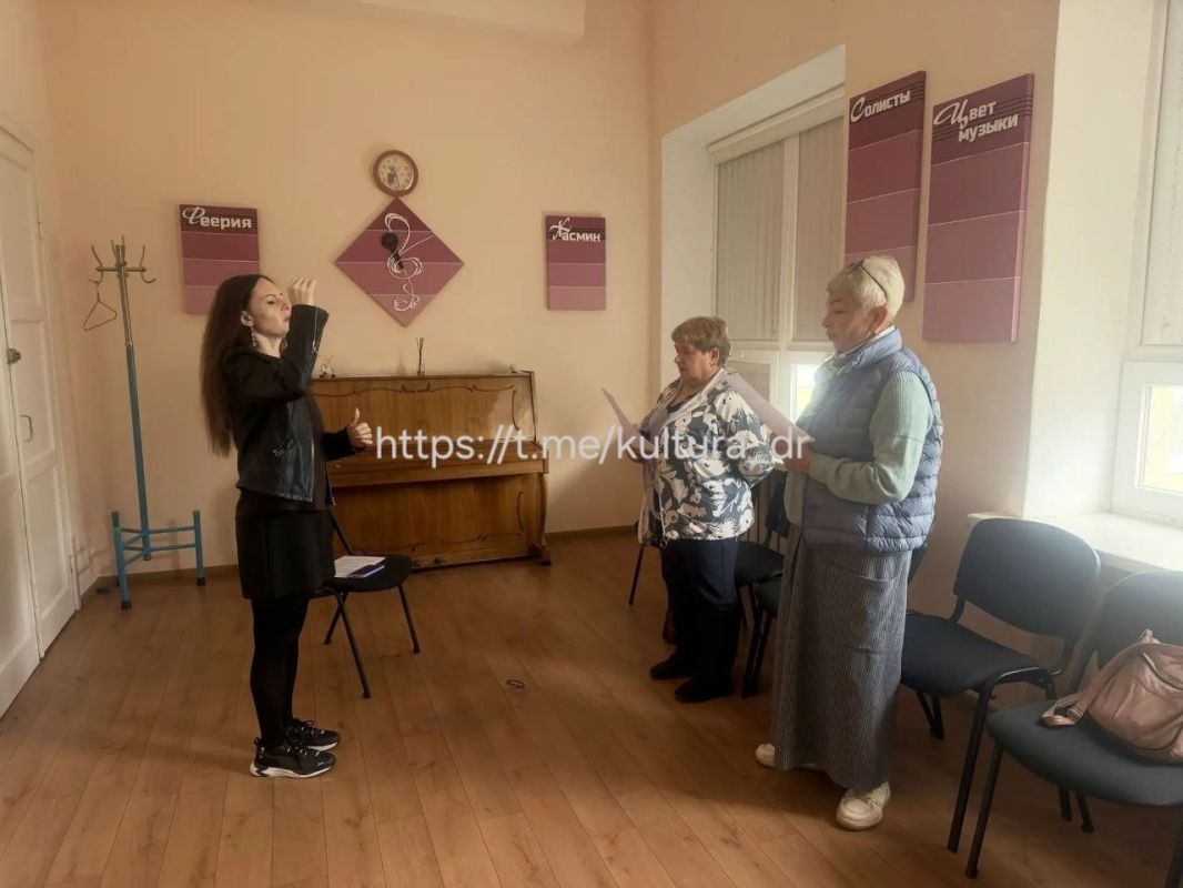 Сегодня участницы женского вокального ансамбля «Цвет музыки» провели плодотворную репетицию под руководством руководителя коллектива А.С. Гончаровой Сегодня участницы женского вокального ансамбля «Цвет музыки» провели плодотворную репетицию под руководством руководителя коллектива А.С. Гончаровой