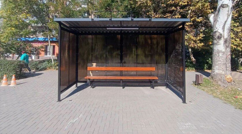 В Мелитополе появились современные остановочные павильоны — их установили на улицах Чайковского и Ивана Алексеева