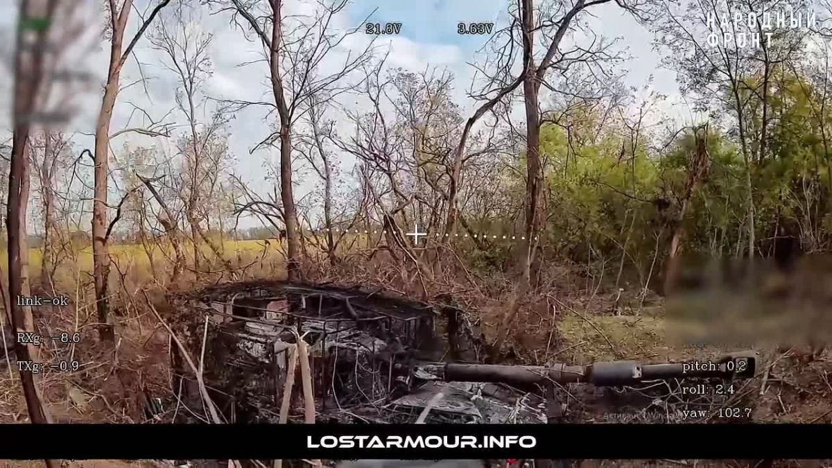 Оператор оптоволоконного FPV-дрона "КВН" осуществляет объективный контроль уничтожения очередной 155-мм САУ M109 ВСУ в Запорожской области
