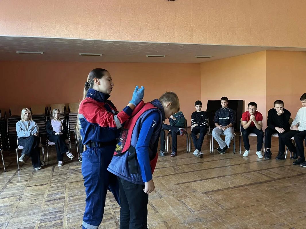 Провели занятие по оказанию первой помощи для старшеклассников Бердянской СОШ №11 Провели занятие по оказанию первой помощи для старшеклассников Бердянской СОШ №11