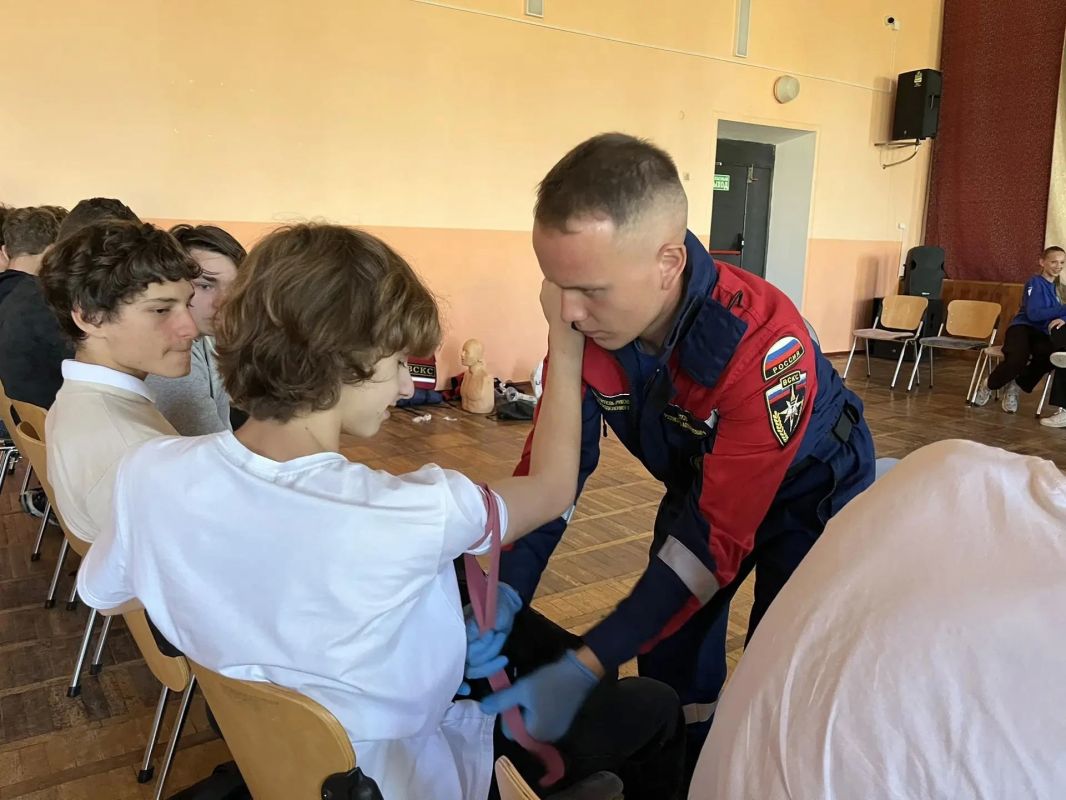 Провели занятие по оказанию первой помощи для старшеклассников Бердянской СОШ №11 Провели занятие по оказанию первой помощи для старшеклассников Бердянской СОШ №11