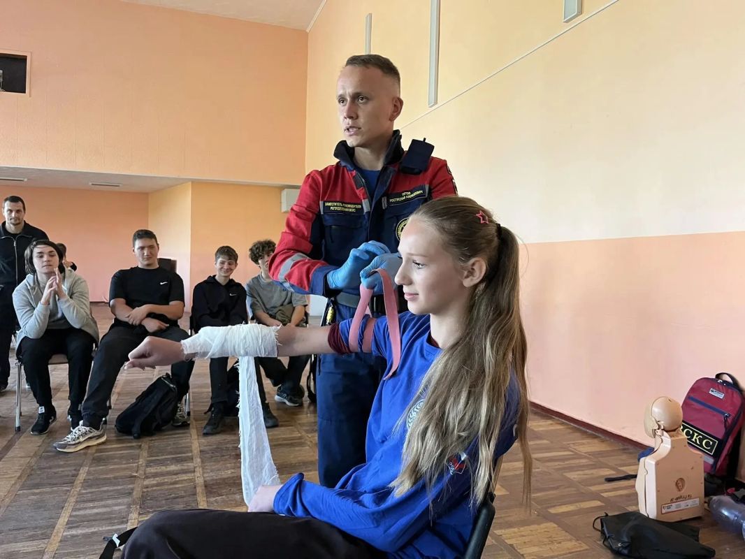 Провели занятие по оказанию первой помощи для старшеклассников Бердянской СОШ №11 Провели занятие по оказанию первой помощи для старшеклассников Бердянской СОШ №11