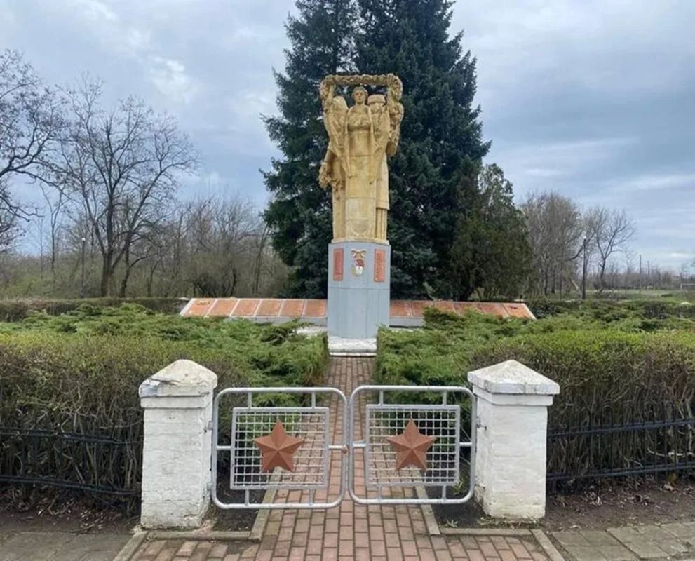 В пгт Розовке началось благоустройство братской могилы