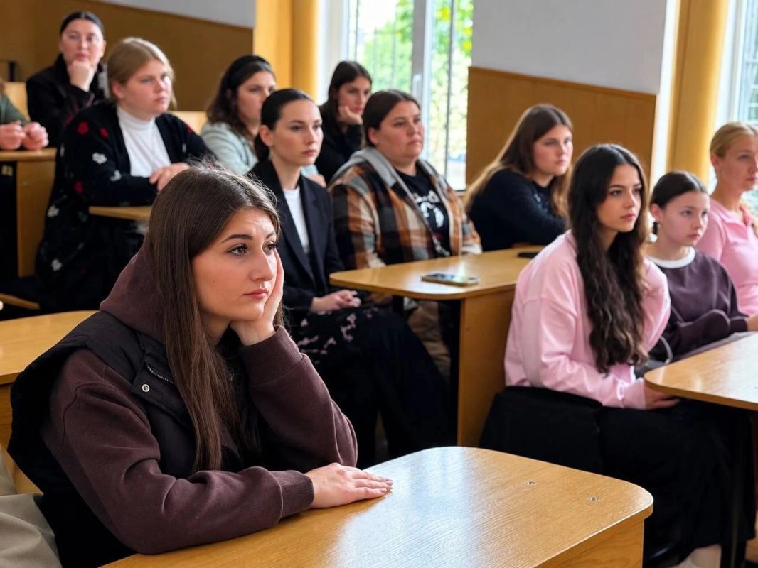 Студентам МЕЛГУ рассказали, как бесплатно ходить в театры и музеи по всей России Студентам МЕЛГУ рассказали, как бесплатно ходить в театры и музеи по всей России