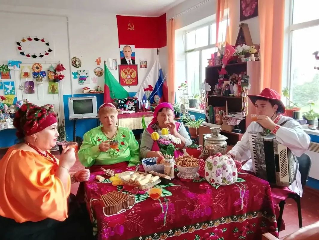 Октябрь – батюшка настал, Покров – праздник заиграл Октябрь – батюшка настал, Покров – праздник заиграл