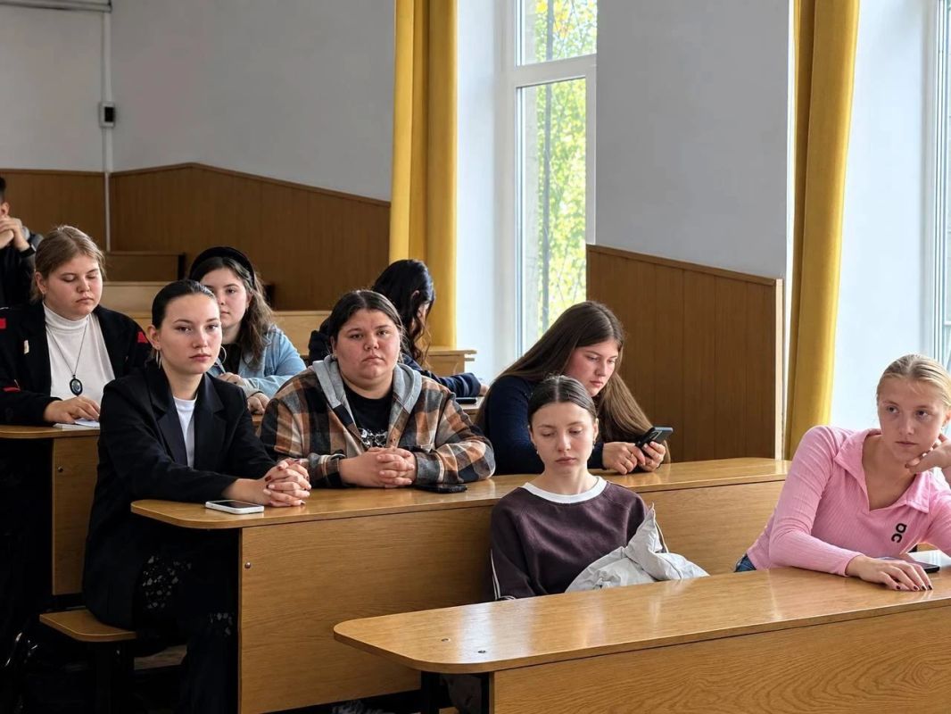 Студентам МЕЛГУ рассказали, как бесплатно ходить в театры и музеи по всей России Студентам МЕЛГУ рассказали, как бесплатно ходить в театры и музеи по всей России