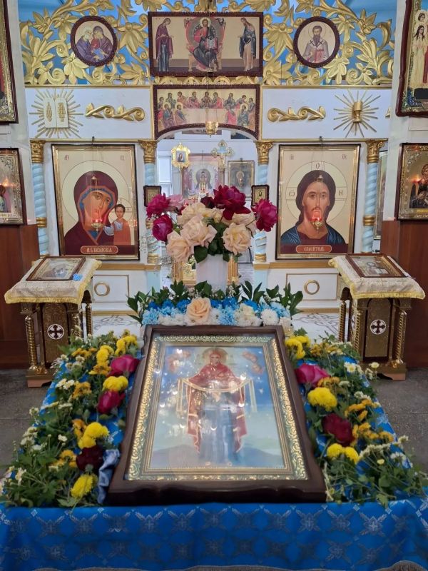 Праздник Покрова – это очень теплый и близкий нам праздник, потому что в нем выражается особая близость к нам Пресвятой Девы Праздник Покрова – это очень теплый и близкий нам праздник, потому что в нем выражается особая близость к нам Пресвятой Девы