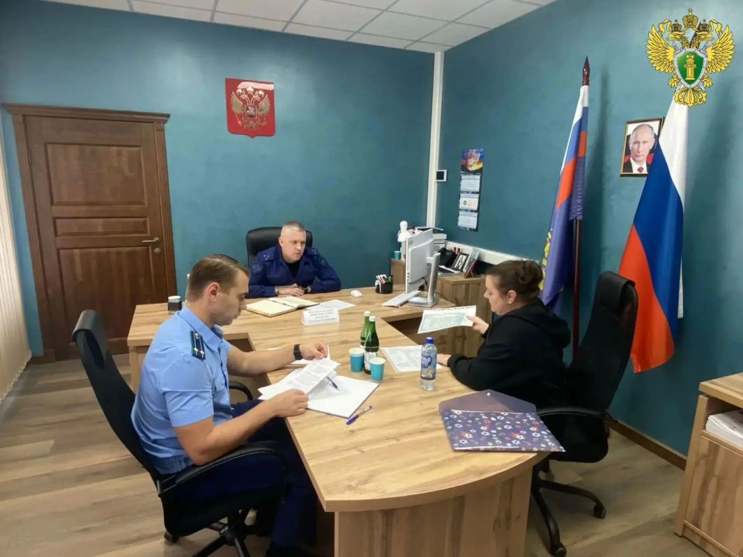 В рамках работы «мобильной приемной» заместитель прокурора Запорожской области Александр Воропаев провел личный выездной прием граждан, в том числе членов семей участников специальной военной операции, проживающих на... В рамках работы «мобильной приемной» заместитель прокурора Запорожской области Александр Воропаев провел личный выездной прием граждан, в том числе членов семей участников специальной военной операции, проживающих на...