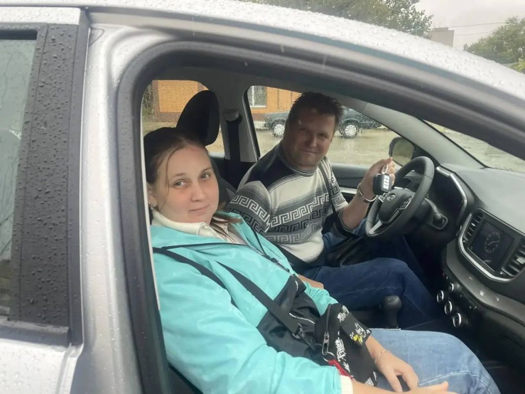 Семья погибшей Елены Астаниной получила автомобиль Семья погибшей Елены Астаниной получила автомобиль