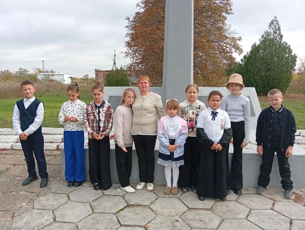 «Хранят страницы горький след войны»: в Доме культуры села Новотроицкое прошёл трогательный урок памяти «Хранят страницы горький след войны»: в Доме культуры села Новотроицкое прошёл трогательный урок памяти