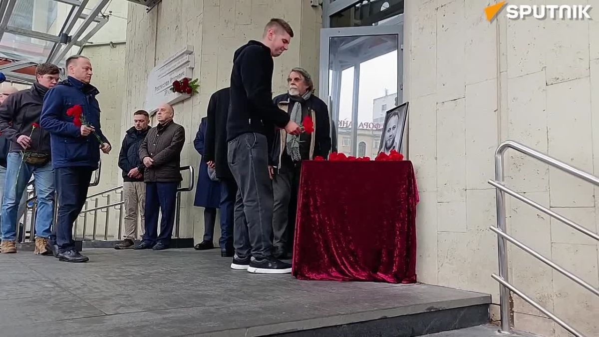 В Москве открыли памятную доску военному корреспонденту РИА Новости Ивану Зуеву — сегодня исполняется ровно год со дня его гибели
