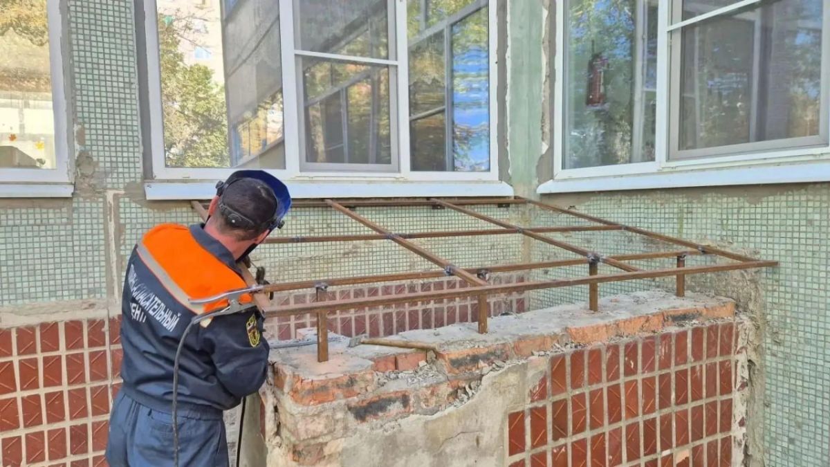 Пензенцы привели в порядок аварийный выход в здании детского сада в Токмаке