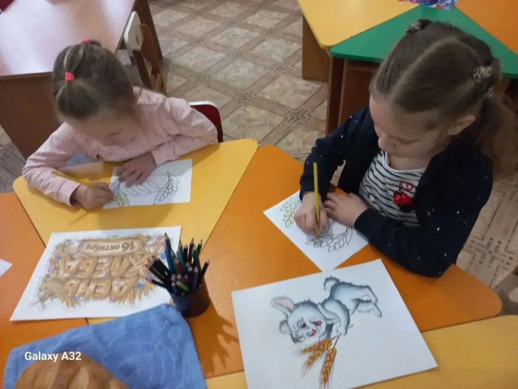 От зёрнышка до булочки. В детском саду «Жемчужинка» села Азовское воспитанники познакомились с тем, как на нашем столе появляется хлеб От зёрнышка до булочки. В детском саду «Жемчужинка» села Азовское воспитанники познакомились с тем, как на нашем столе появляется хлеб