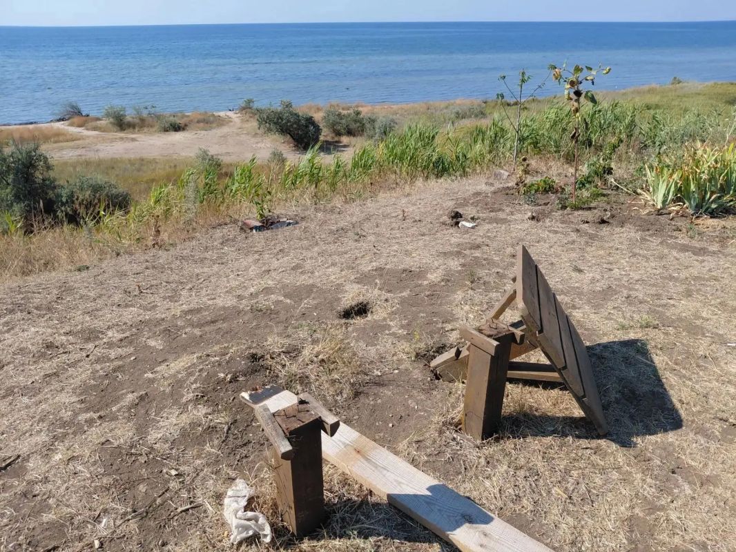 Жители Азовского преобразили «Зону отдыха» на берегу моря! Жители Азовского преобразили «Зону отдыха» на берегу моря!