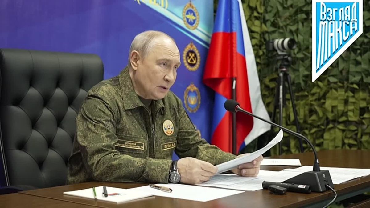 Президент России Владимир Путин посетил вспомогательный пункт управления Объединённой группировки войск, где провёл совещание с командным составом