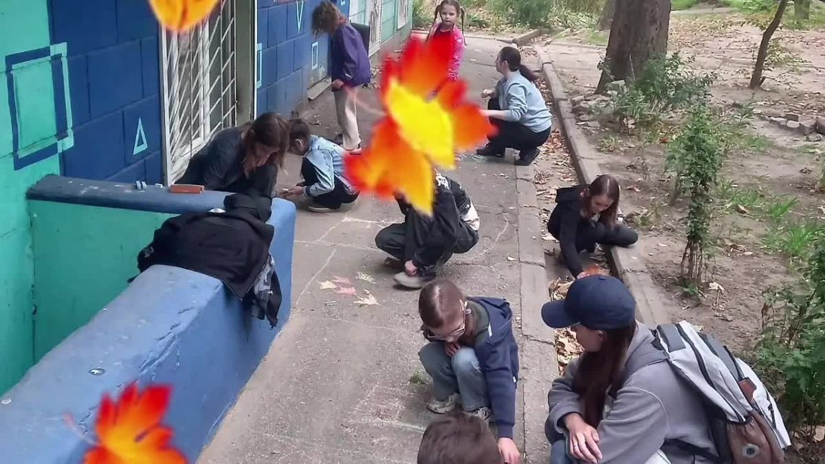 Краски осени на серой площадке: творческий праздник в «Красной гвоздике»