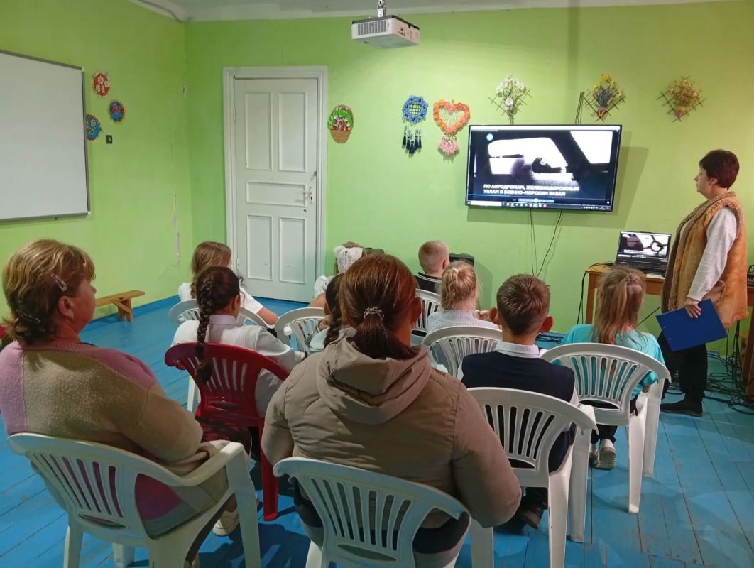 «Хранят страницы горький след войны»: в Доме культуры села Новотроицкое прошёл трогательный урок памяти «Хранят страницы горький след войны»: в Доме культуры села Новотроицкое прошёл трогательный урок памяти