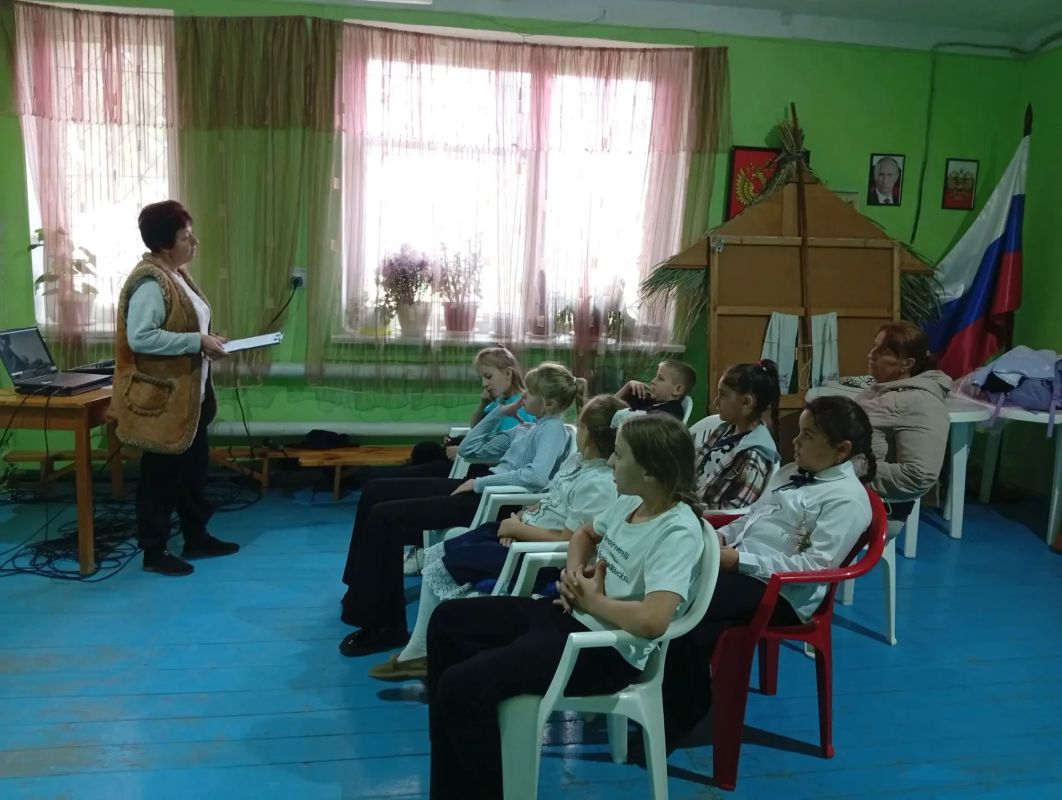 «Хранят страницы горький след войны»: в Доме культуры села Новотроицкое прошёл трогательный урок памяти