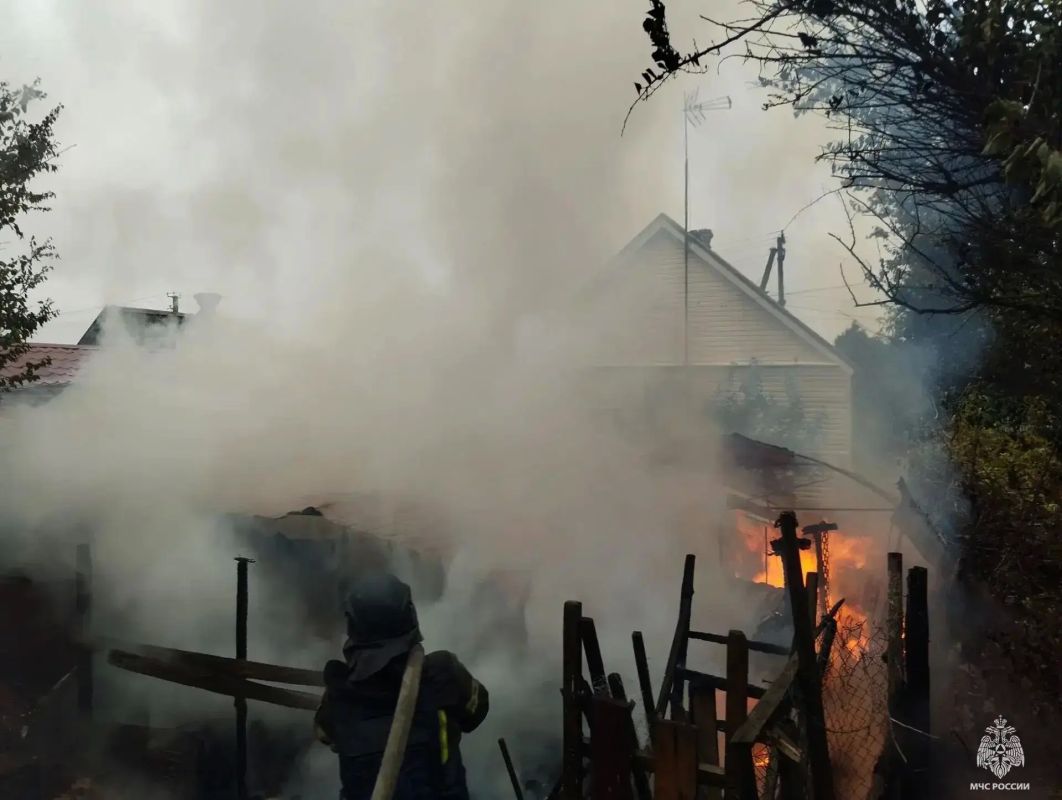 Спасатели МЧС России ликвидировали последствия атаки БпЛА в Васильевке Спасатели МЧС России ликвидировали последствия атаки БпЛА в Васильевке