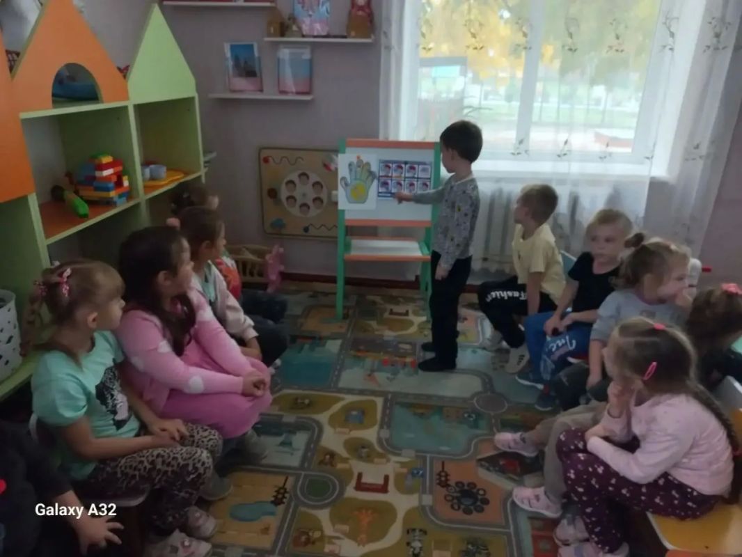 Чистые руки — это просто!. В детском саду «Жемчужинка» села Азовское в рамках проекта «Добрые игры» ребята познакомились с Всемирным днём мытья рук Чистые руки — это просто!. В детском саду «Жемчужинка» села Азовское в рамках проекта «Добрые игры» ребята познакомились с Всемирным днём мытья рук