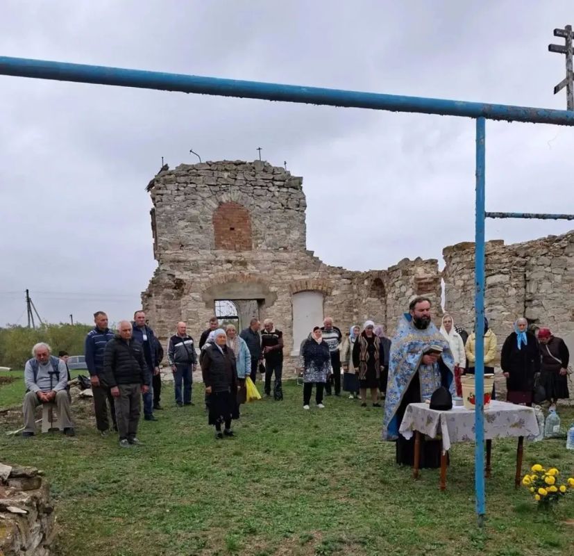 14 октября, в праздник Покрова Пресвятой Богородицы, в птг Черниговка на руинах Покровского храма протоиерей Павел Штефура совершил водосвятный молебен с акафистом Покрову Пресвятой Богородице 14 октября, в праздник Покрова Пресвятой Богородицы, в птг Черниговка на руинах Покровского храма протоиерей Павел Штефура совершил водосвятный молебен с акафистом Покрову Пресвятой Богородице