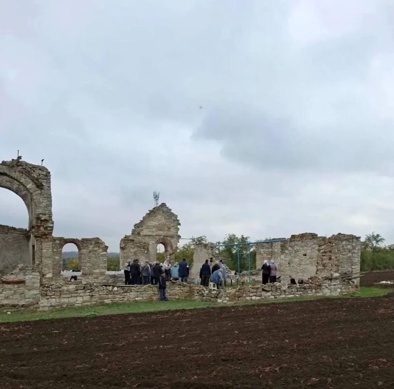 14 октября, в праздник Покрова Пресвятой Богородицы, в птг Черниговка на руинах Покровского храма протоиерей Павел Штефура совершил водосвятный молебен с акафистом Покрову Пресвятой Богородице 14 октября, в праздник Покрова Пресвятой Богородицы, в птг Черниговка на руинах Покровского храма протоиерей Павел Штефура совершил водосвятный молебен с акафистом Покрову Пресвятой Богородице