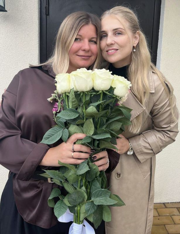 Анна Хорошун: Сегодня свой день рождения отмечает депутат Бердянского городского совета, журналист, педагог, фронтовая артистка и просто прекрасная мама и боевая подруга Юлия Ваченкова!