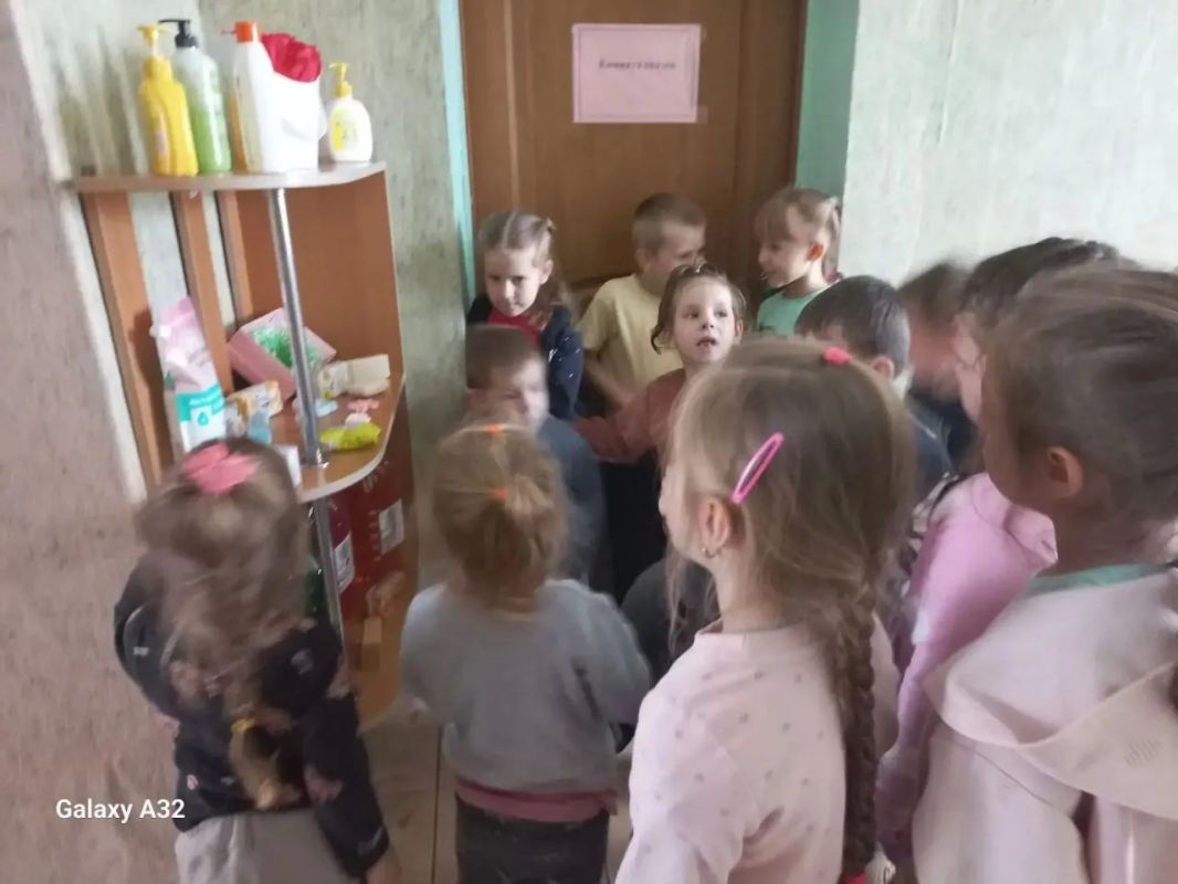 Чистые руки — это просто!. В детском саду «Жемчужинка» села Азовское в рамках проекта «Добрые игры» ребята познакомились с Всемирным днём мытья рук Чистые руки — это просто!. В детском саду «Жемчужинка» села Азовское в рамках проекта «Добрые игры» ребята познакомились с Всемирным днём мытья рук