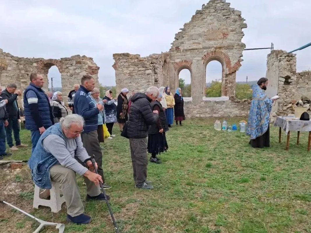 14 октября, в праздник Покрова Пресвятой Богородицы, в птг Черниговка на руинах Покровского храма протоиерей Павел Штефура совершил водосвятный молебен с акафистом Покрову Пресвятой Богородице 14 октября, в праздник Покрова Пресвятой Богородицы, в птг Черниговка на руинах Покровского храма протоиерей Павел Штефура совершил водосвятный молебен с акафистом Покрову Пресвятой Богородице
