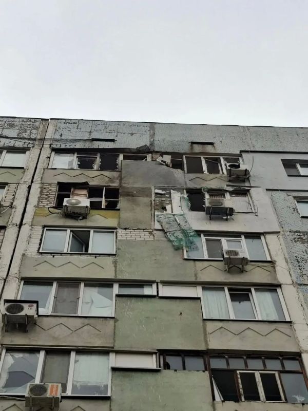 В Энергодаре дрон ВСУ залетел в квартиру — помещение повреждено, возгорания не было, сообщил мэр Пухов