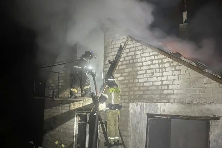 Спасатели МЧС оперативно ликвидировали крупный пожар в жилом доме в Бердянске