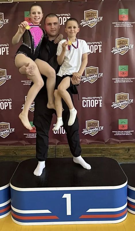 С Днём отца!. Министерство физической культуры и спорта Запорожской области поздравляет всех пап с праздником! Быть отцом — значит поддерживать, вдохновлять и помогать своим детям идти к цели С Днём отца!. Министерство физической культуры и спорта Запорожской области поздравляет всех пап с праздником! Быть отцом — значит поддерживать, вдохновлять и помогать своим детям идти к цели