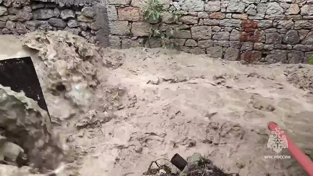 В Кореизе работает оперативный штаб для устранения последствий непогоды Сотрудники МЧС проводят комплекс аварийно-спасательных и неотложных работ и оказывают помощь людям, сообщили в республиканском главке МЧС России