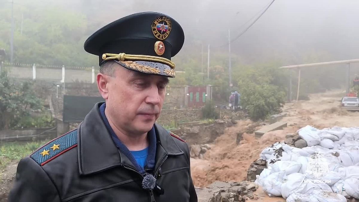 В Кореизе из-за разлива реки Узень-Чешме эвакуированы пять человек, включая ребёнка В гостинице «Авангард» открыт пункт временного размещения. Эвакуированы 5 человек, двое — в ПВР, среди них девочка 10–11 лет