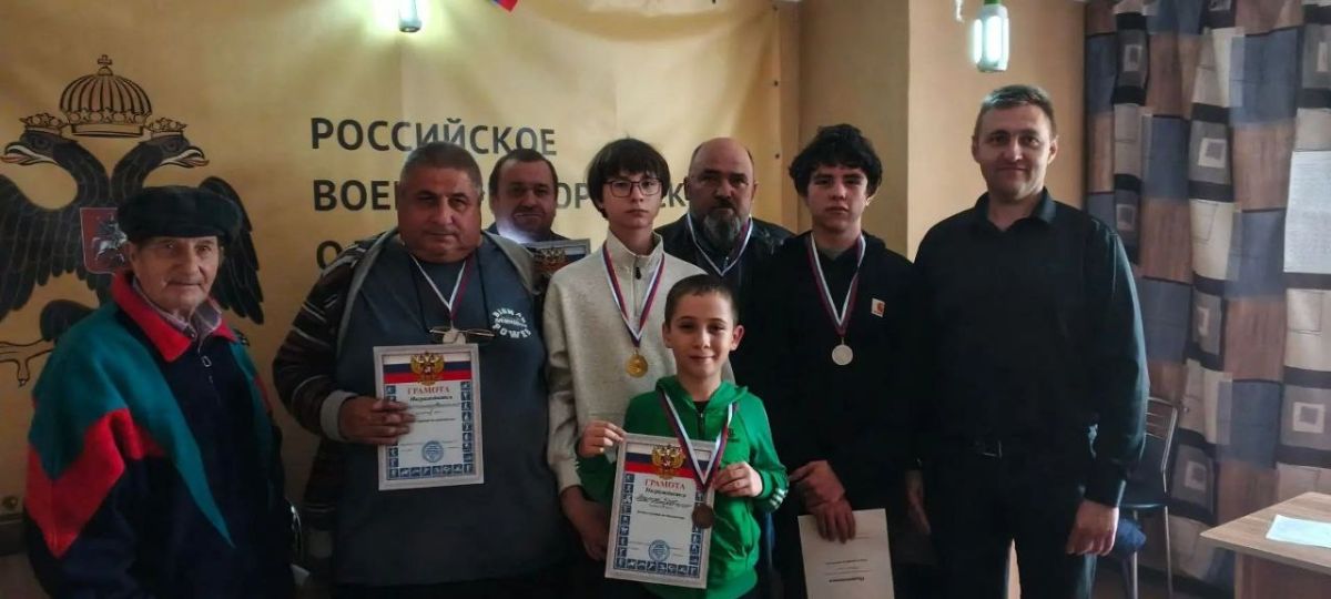 В Бердянске ко Дню отца разыграли шахматные партии — и это была не просто игра, а настоящий урок характера!