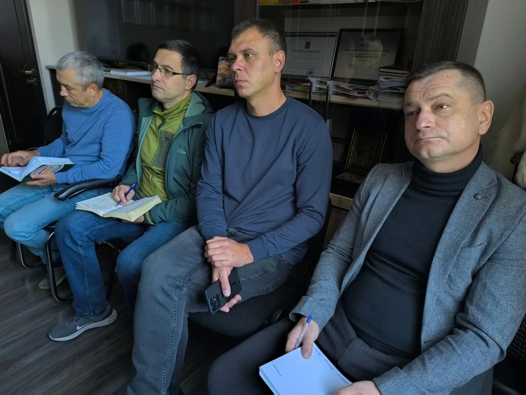 Провел утреннее совещание с заместителями и начальниками отделов, ответственными за жизнедеятельность округа Провел утреннее совещание с заместителями и начальниками отделов, ответственными за жизнедеятельность округа