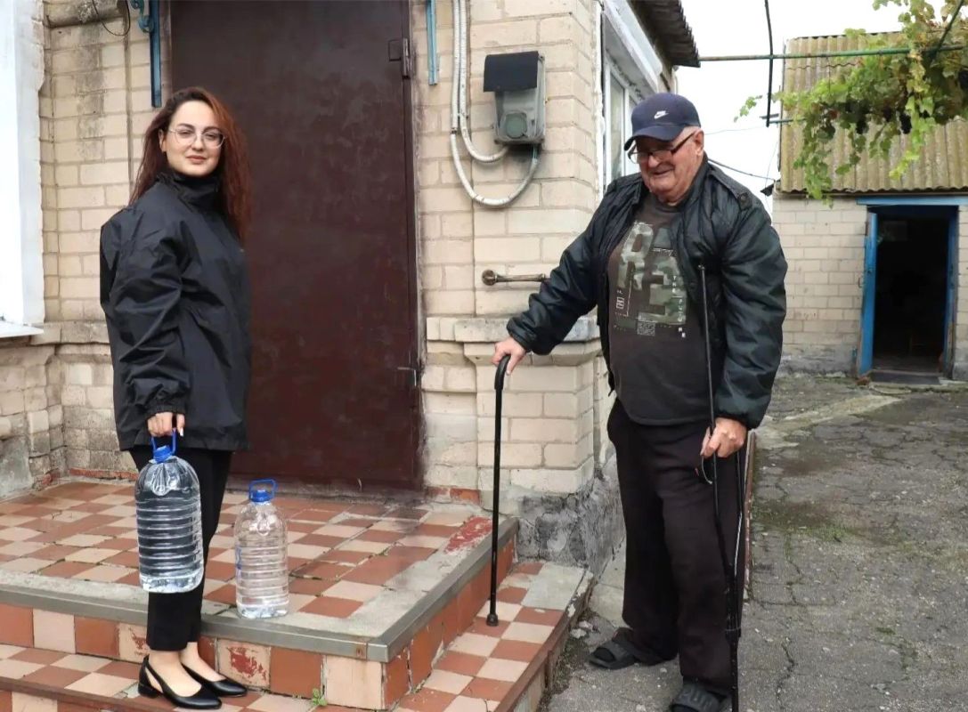 Весёловском округе продолжается адресная доставка питьевой воды Весёловском округе продолжается адресная доставка питьевой воды