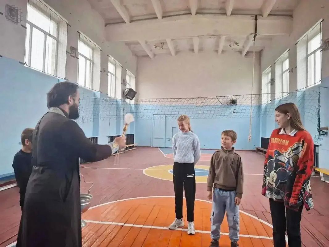 Благочинный Черниговского округа, настоятель храма Рождества Пресвятой Богородицы пгт Черниговка протоиерей Павел Штефура по приглашению директора Панфиловской средней общеобразовательной школы Константина Анатольевича... Благочинный Черниговского округа, настоятель храма Рождества Пресвятой Богородицы пгт Черниговка протоиерей Павел Штефура по приглашению директора Панфиловской средней общеобразовательной школы Константина Анатольевича...