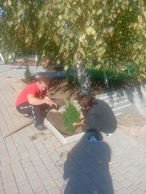 Парк в селе Нововасильевка преображается благодаря общим усилиям Парк в селе Нововасильевка преображается благодаря общим усилиям