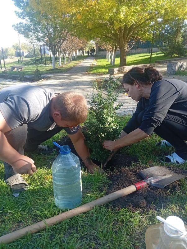 Парк в селе Нововасильевка преображается благодаря общим усилиям Парк в селе Нововасильевка преображается благодаря общим усилиям