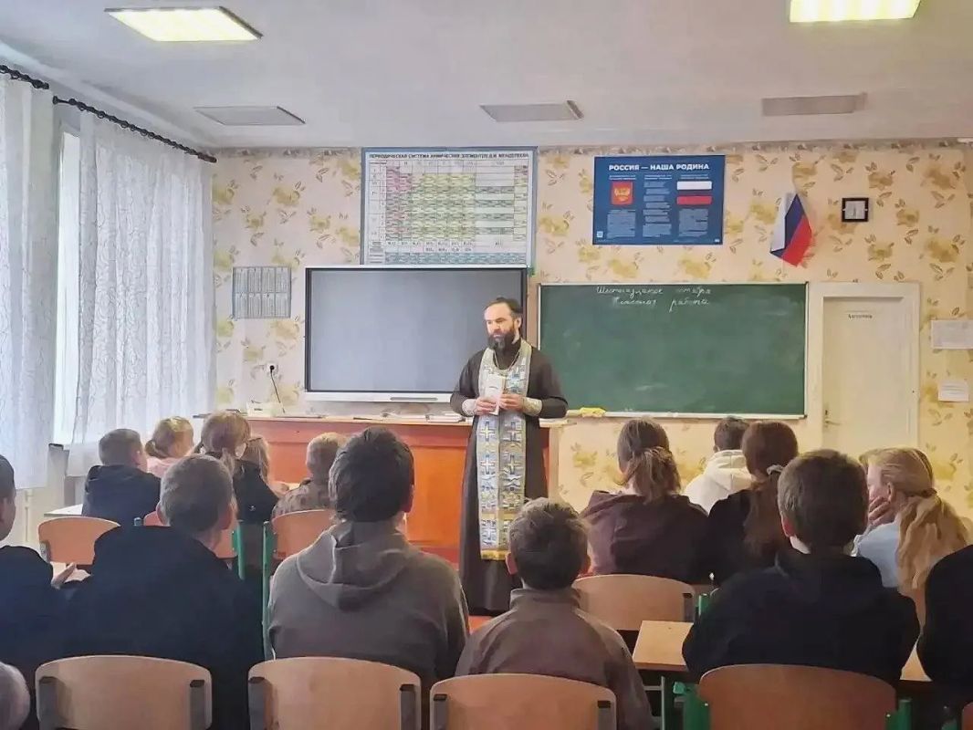 Благочинный Черниговского округа, настоятель храма Рождества Пресвятой Богородицы пгт Черниговка протоиерей Павел Штефура по приглашению директора Панфиловской средней общеобразовательной школы Константина Анатольевича... Благочинный Черниговского округа, настоятель храма Рождества Пресвятой Богородицы пгт Черниговка протоиерей Павел Штефура по приглашению директора Панфиловской средней общеобразовательной школы Константина Анатольевича...