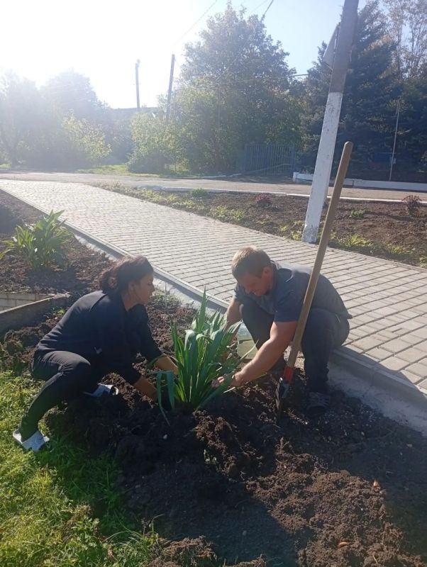 Парк в селе Нововасильевка преображается благодаря общим усилиям Парк в селе Нововасильевка преображается благодаря общим усилиям