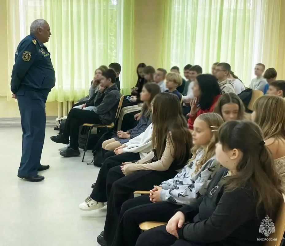 Инспекторы ГИМС МЧС России по Запорожской области обучают подрастающее поколение правилам безопасности на воде Инспекторы ГИМС МЧС России по Запорожской области обучают подрастающее поколение правилам безопасности на воде