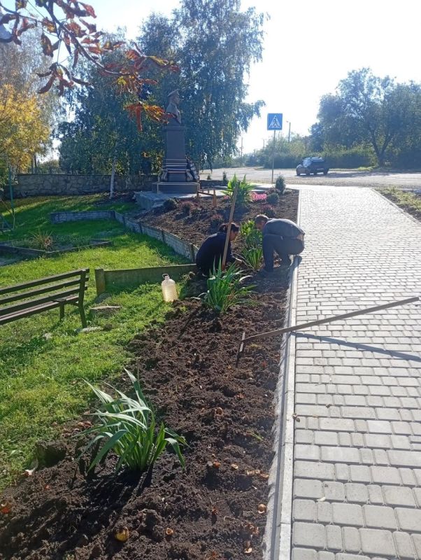 Парк в селе Нововасильевка преображается благодаря общим усилиям Парк в селе Нововасильевка преображается благодаря общим усилиям