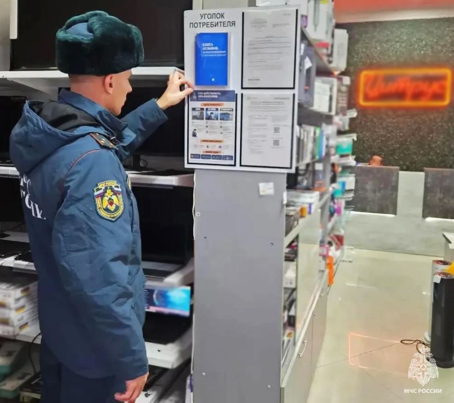 Инспекторы МЧС России проводят разъяснительную работу среди населения Запорожской области