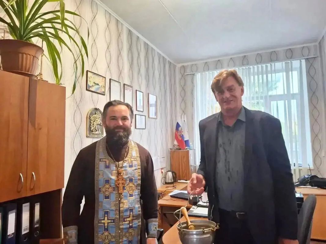 Благочинный Черниговского округа, настоятель храма Рождества Пресвятой Богородицы пгт Черниговка протоиерей Павел Штефура по приглашению директора Панфиловской средней общеобразовательной школы Константина Анатольевича... Благочинный Черниговского округа, настоятель храма Рождества Пресвятой Богородицы пгт Черниговка протоиерей Павел Штефура по приглашению директора Панфиловской средней общеобразовательной школы Константина Анатольевича...