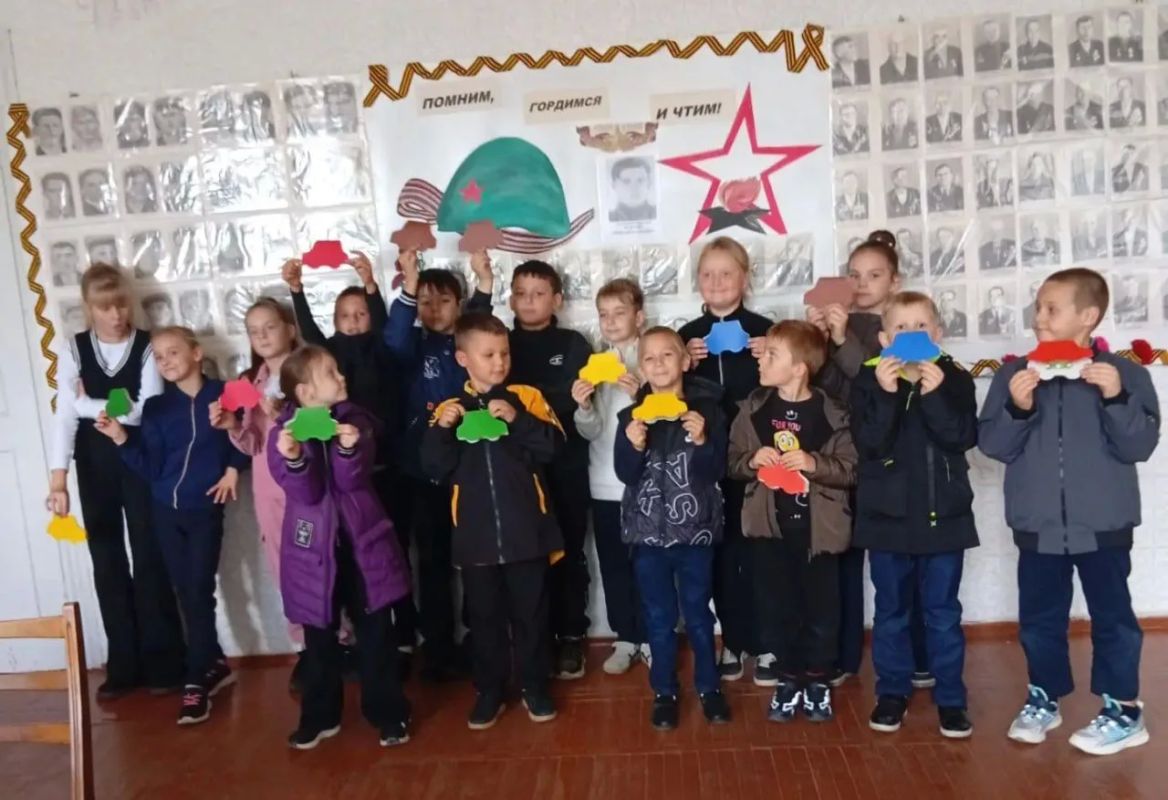 «Для лучшего папы на свете»: в библиотеке села Новотроицкое прошёл час творчества ко Дню отца «Для лучшего папы на свете»: в библиотеке села Новотроицкое прошёл час творчества ко Дню отца