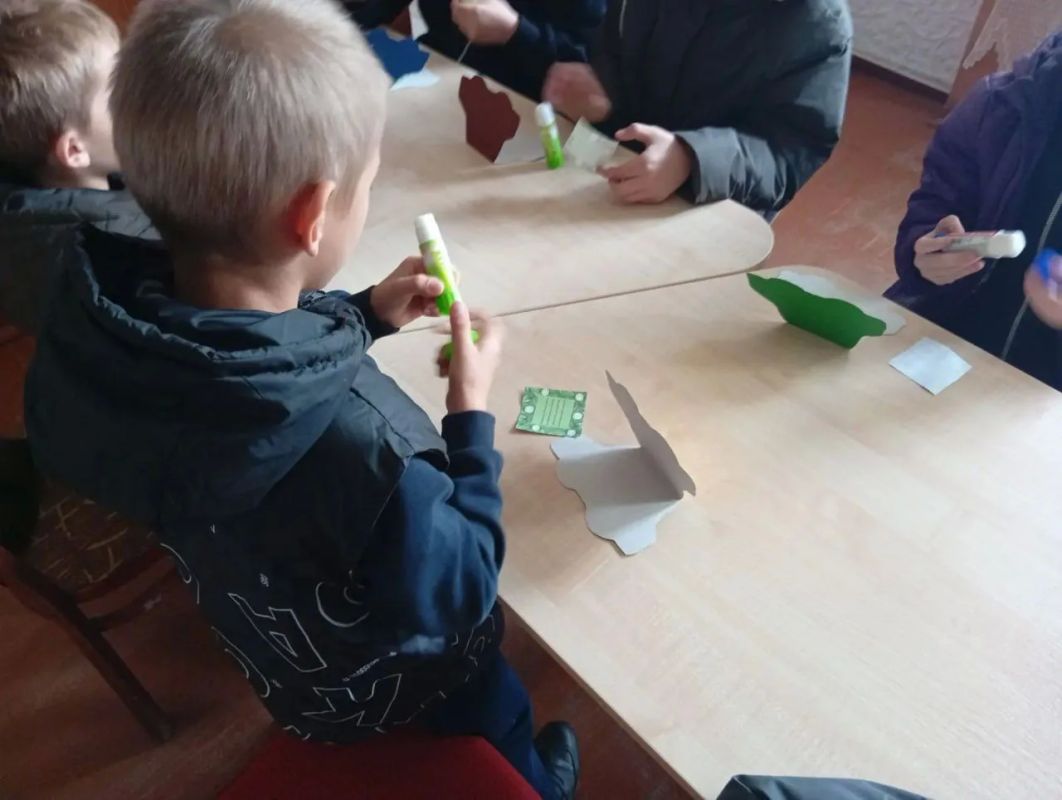 «Для лучшего папы на свете»: в библиотеке села Новотроицкое прошёл час творчества ко Дню отца «Для лучшего папы на свете»: в библиотеке села Новотроицкое прошёл час творчества ко Дню отца