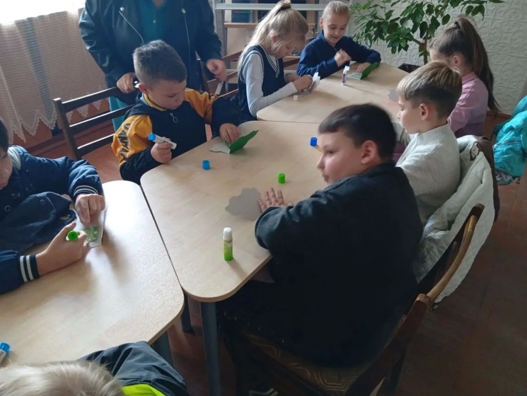 «Для лучшего папы на свете»: в библиотеке села Новотроицкое прошёл час творчества ко Дню отца «Для лучшего папы на свете»: в библиотеке села Новотроицкое прошёл час творчества ко Дню отца