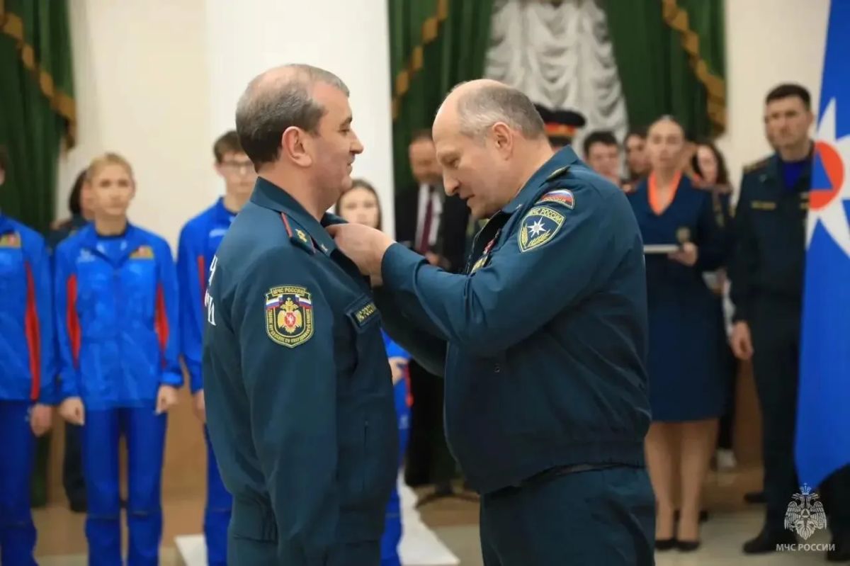 Александр Куренков наградил сотрудников Уральского института ГПС МЧС России и поздравил с победой юношескую сборную по пожарно-спасательному спорту Александр Куренков наградил сотрудников Уральского института ГПС МЧС России и поздравил с победой юношескую сборную по пожарно-спасательному спорту